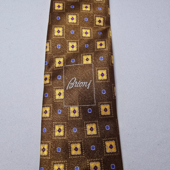 Exquisite BRIONI Mens Silk Necktie: A Timeless Geometric Foulard in Brown, Gold - Picture 8 of 13